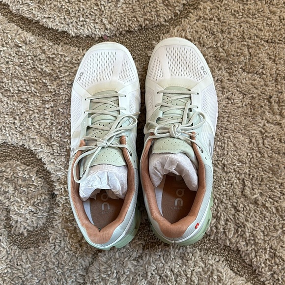 On Cloudflow Women’s Running Shoe In Aloe/White size 10.5 worn inside once - Picture 6 of 16